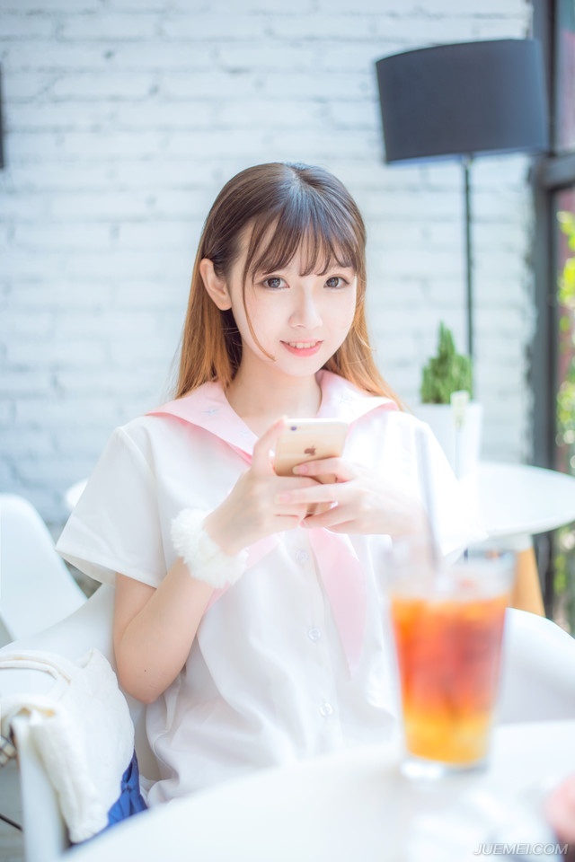 弓弦连续震颤了三次，两名江东水军应声而倒，第三箭，却因船身摇晃，射偏了。
